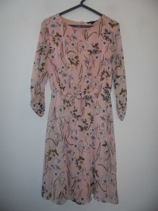 vestido de senhora muito alegre