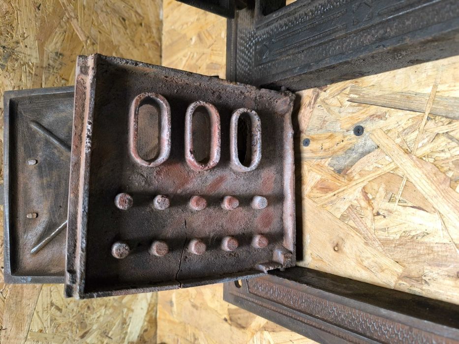 Stare żeliwne drzwiczki od pieca kaflowego