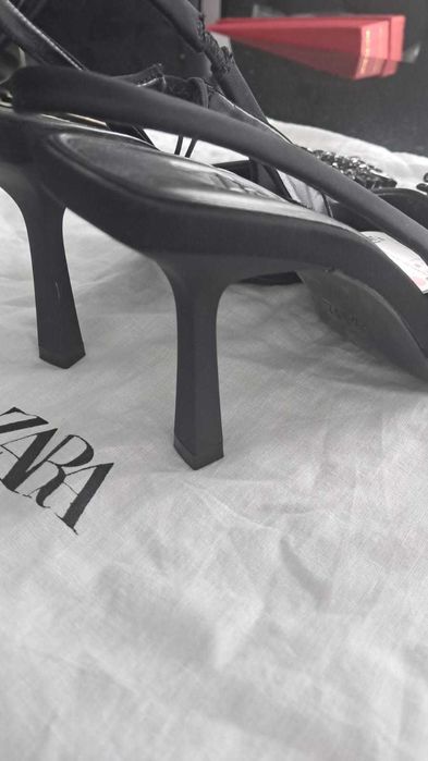 Zara eleganckie czółenka z broszką