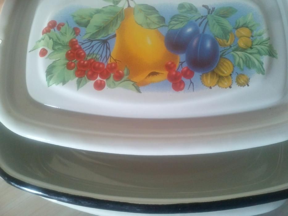 Продам металлические эмалированные лотки /судки новые