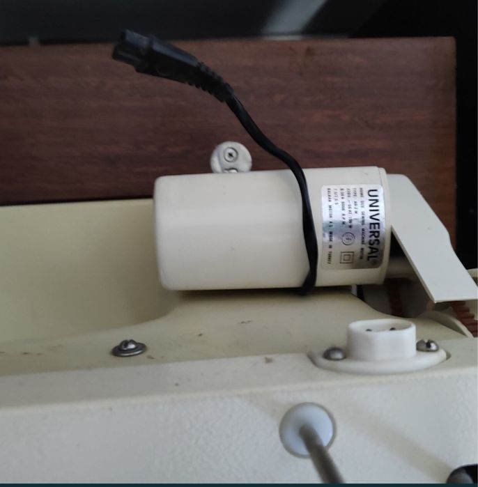 Машинка швейная ,,Чайка, - 142 М з столом тумбою , працююча.