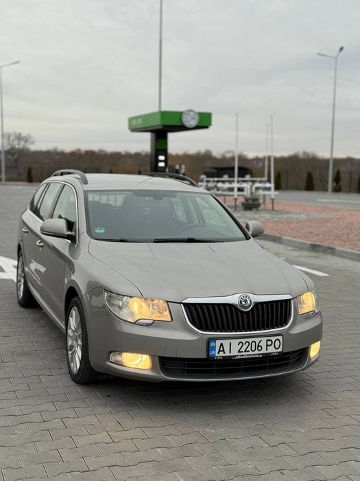 Продаю власний автомобіль Skoda Superb, 2010 року випуску. Автомобіль у відмінному стані, що підтверджується регулярним проходженням технічного обслуговування. Пробіг на даний момент складає 303 тисячі кілометрів.  За весь час експлуатації я старанно слідкував за технічним станом автомобіля. Всі регламентні роботи проводилися вчасно, з використанням якісних матеріалів та запчастин. Двигун об'ємом 1.8 літра, бензиновий, потужністю 152 к.с., працює стабільно. Коробка передач – автоматична, перемикає плавно, без ривків.  Автомобіль має кузов типу універсал, що робить його практичним та зручним для повсякденного використання. Витрати палива в змішаному циклі складають 8.2 літра на 100 кілометрів. Привід – передній.  Щодо історії автомобіля: VIN-код TMBJB73T4A9026983. Автомобіль не був в ДТП . Газове обладнання відсутнє.  Колір кузова – бежевий. Автомобіль повністю готовий до експлуатації та готовий до будь-яких перевірок на сервісах.