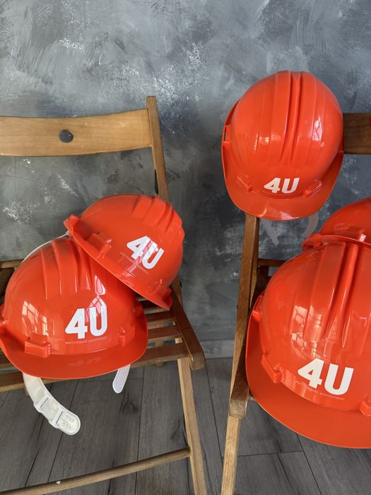 Будівельні каски та сигналні жилети з вашим логотипом. Під замовлення