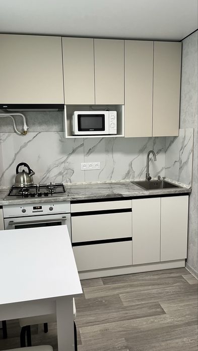 Подобово!Посуточно!Оренда!Затишна та чиста квартира!ЦЕНТР. 2-й ПОВЕРХ!