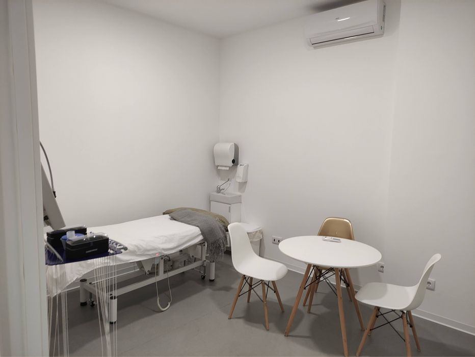 Arrenda-se/Vende-se: Espaço Comercial C/ Montra na Rua Figueira da Foz