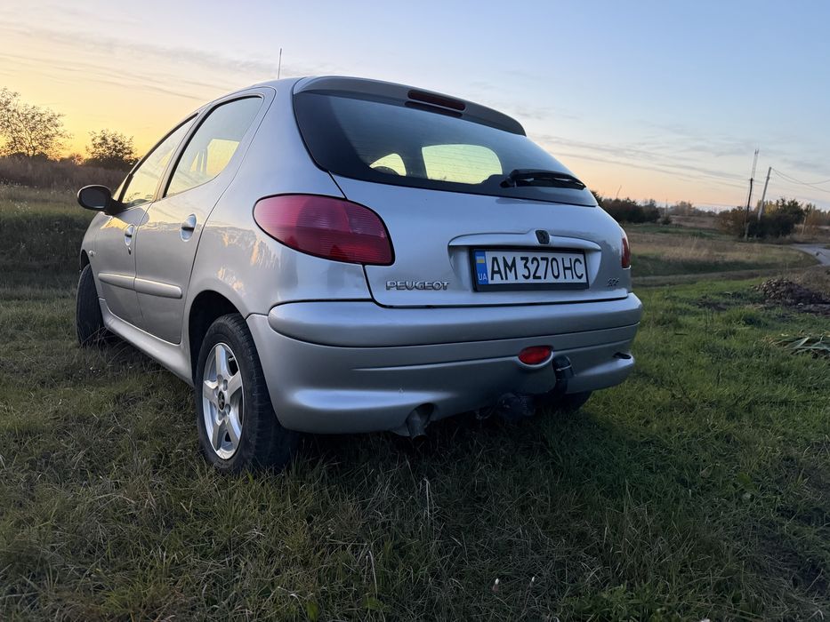 Peugeot 206 1.1 2500$