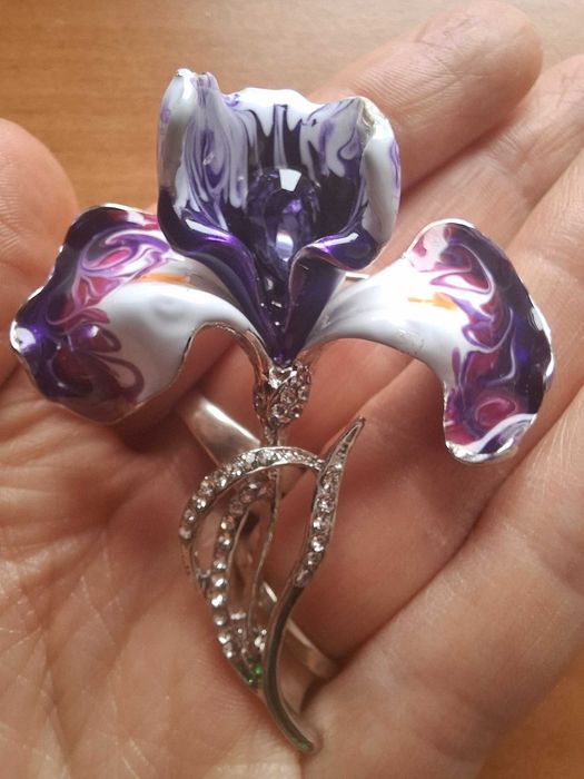 Broszka kwiat irysa, emaliowana,cyrkonie