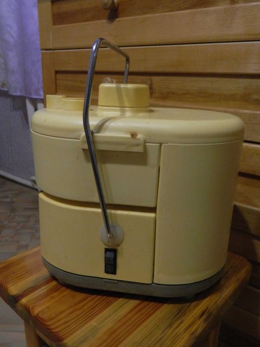 Электрическая соковыжималка-шинковка "Росинка" б. у. рабочая