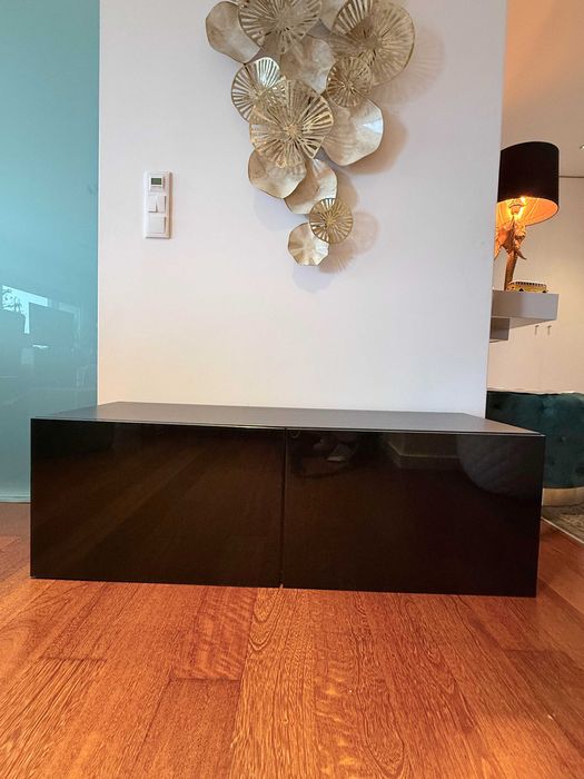 Consola IKEA com 2 portas pretas e móvel castanho escuro