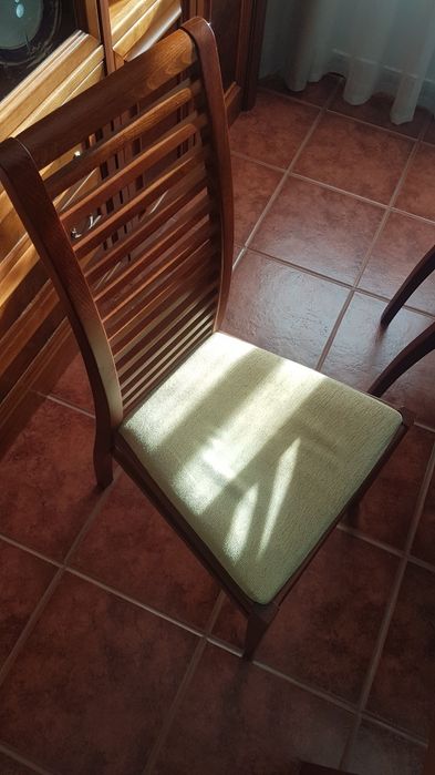 Móvel e mesa com cadeiras