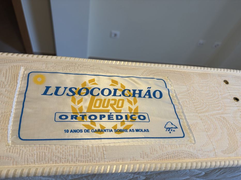 Cama individual com arrumação e colchão - sommier