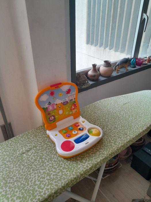 Vendo Mini Computador para Criança a pilhas com sons e luzes muito bonito como novo