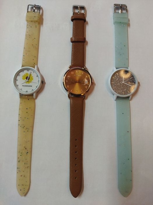 Часы наручные женские с батарейкой.