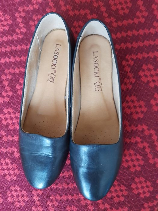 Pantofle skórkowe typu balerinki.