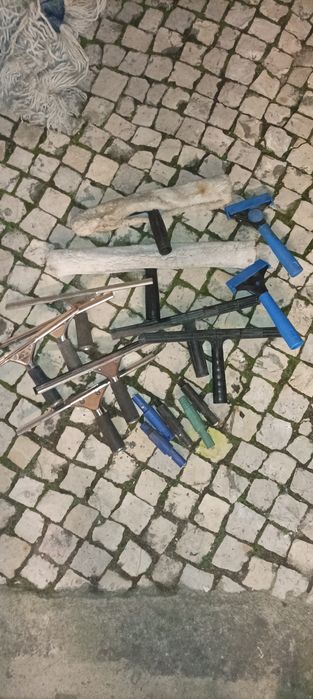 Carrinho mopa dois baldes e material para limpeza industrial