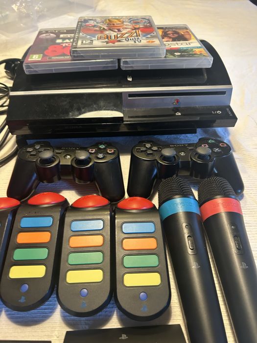 PlayStation 3 + 2 Comandos + 4 Buzzers + 2 Microfones SingStar + Jogos — Excelente Estado