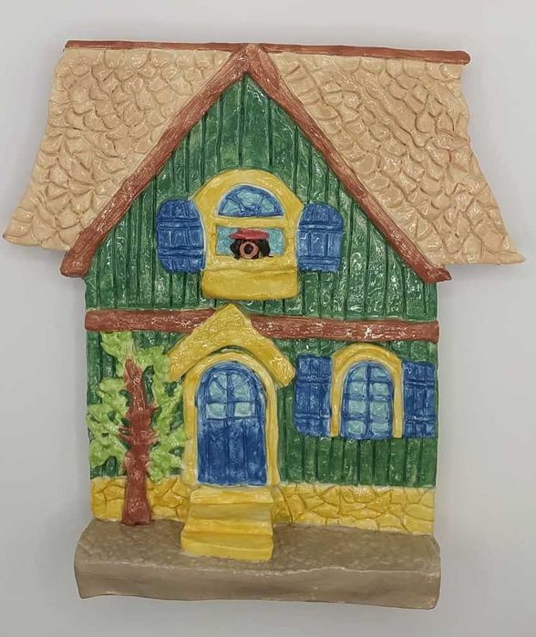 Escultura de cerâmica feita à mão: cão na sua casa de madeira