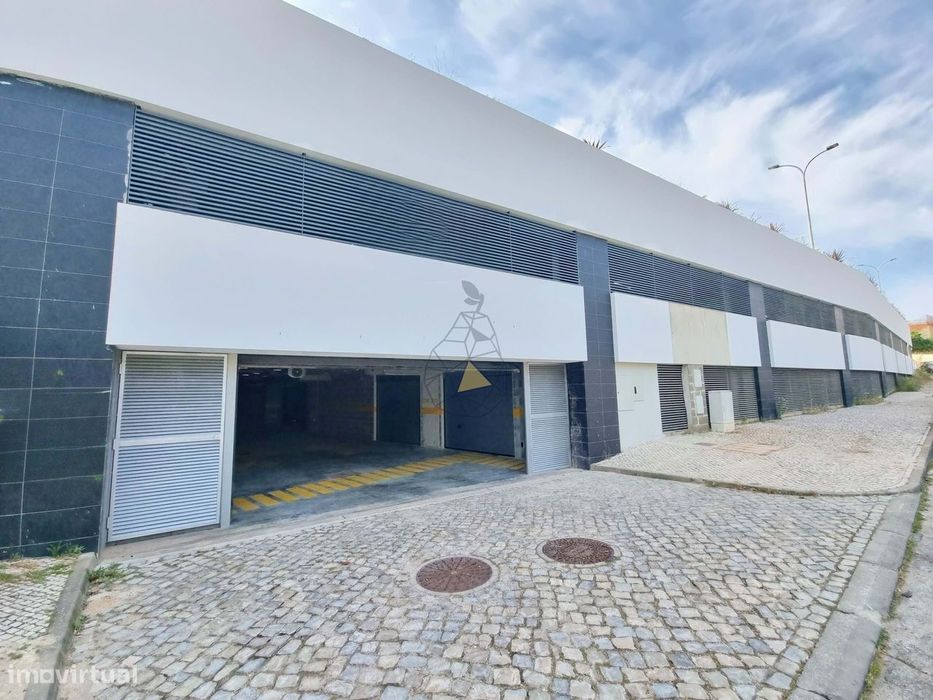 Garagens Box à Venda em Portimão — de 16 m² a 28 m², entre a estação d