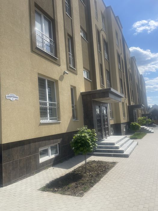 Продам гараж в житловому будинку високий під грузове авто
