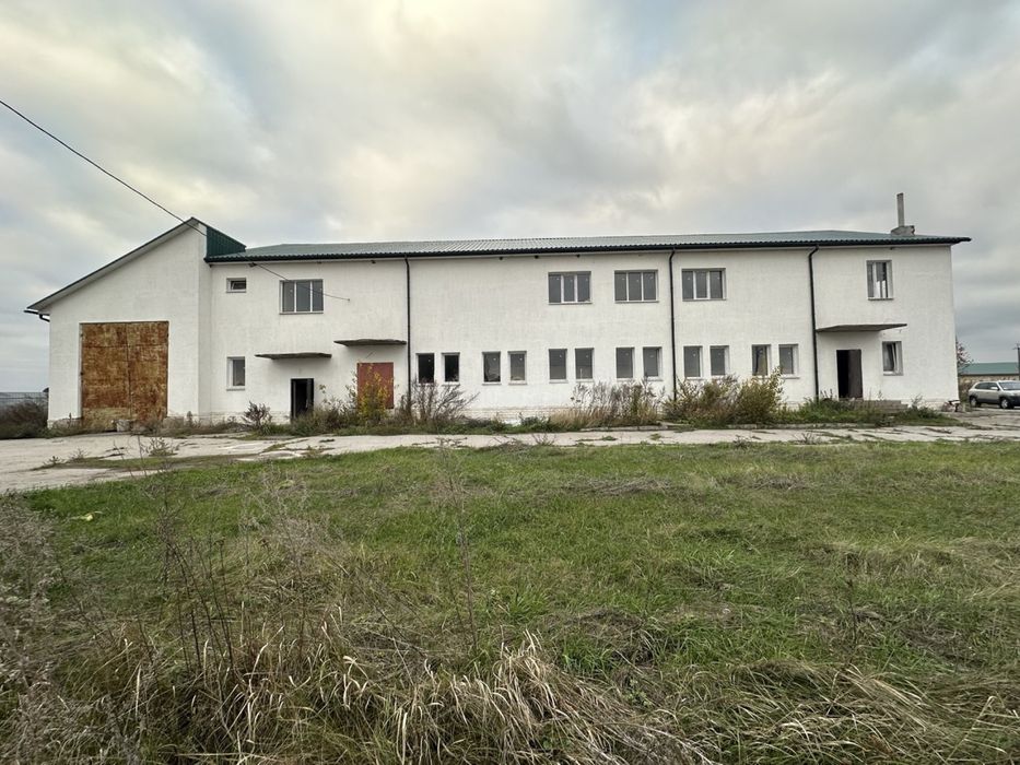 Продам ферму (корівники) з ділянкою 25га