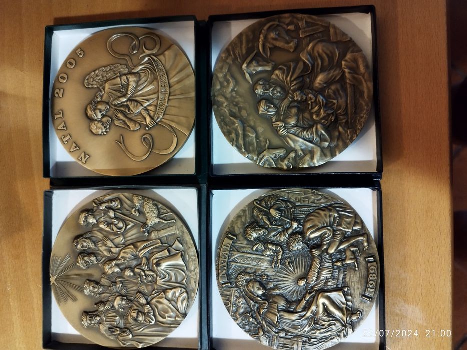 10 medalhas alusivo ao natal 4 com caixa.