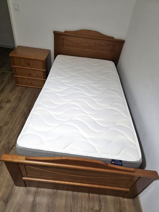 Cama de solteiro, com colchao Molaflex (novo) + mesa de cabeceira
