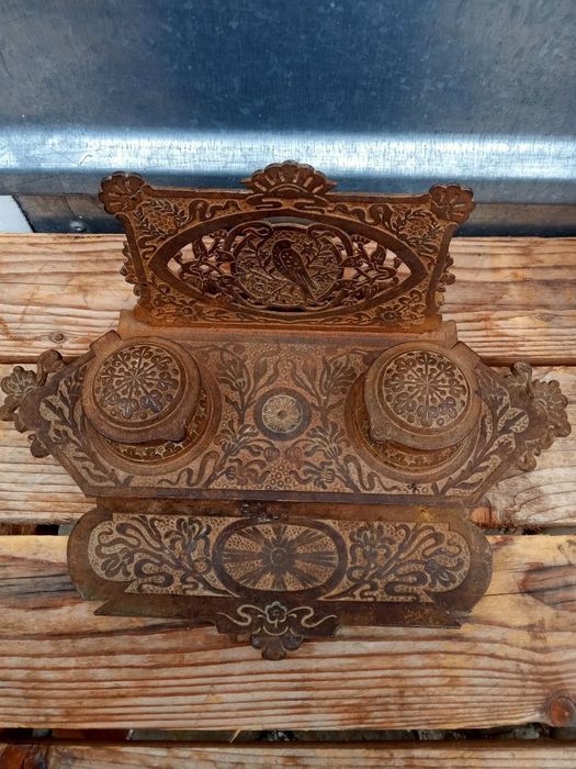 Антикварные предметы: чернильницы, микроскопы, чайники