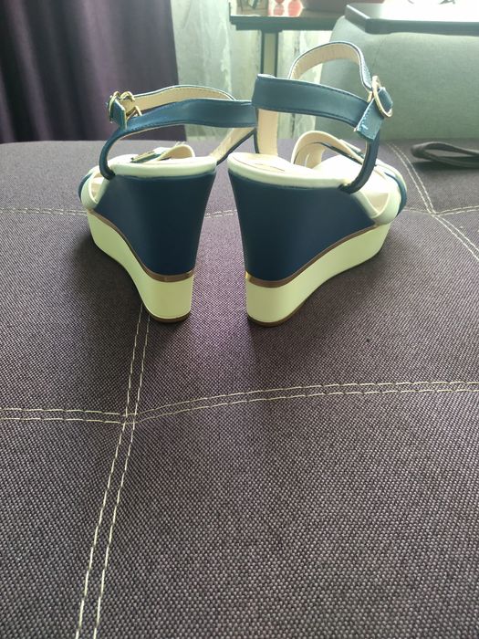 Продам босоножки новые