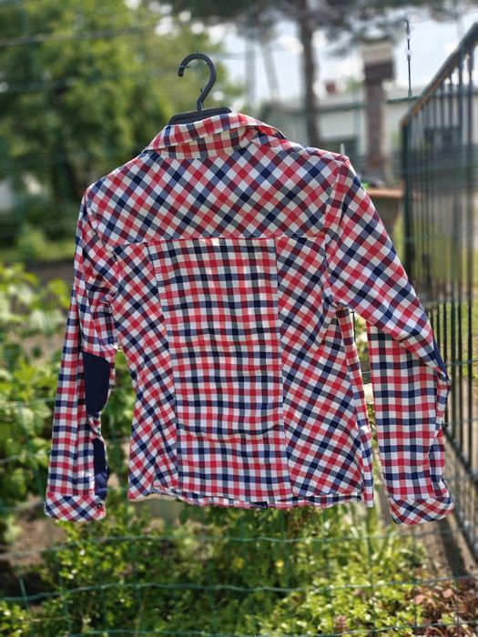 Damska koszula rozmiar z metki 42, lecz mniejsza.