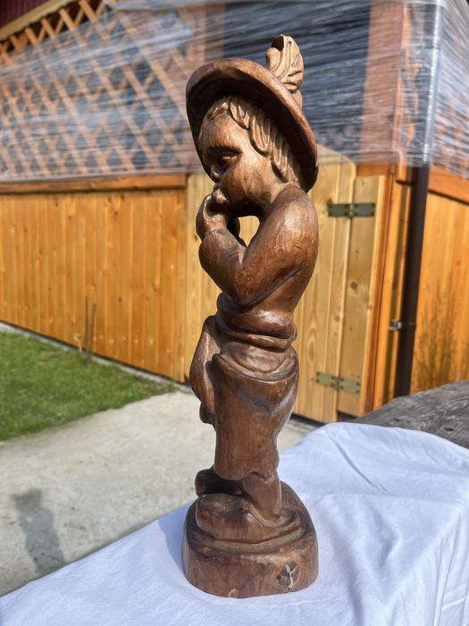 Drewniana figurka chlopiec