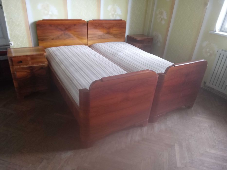 Мебліі: шафа, ліжко з тумбочкамм, стіл, крісла