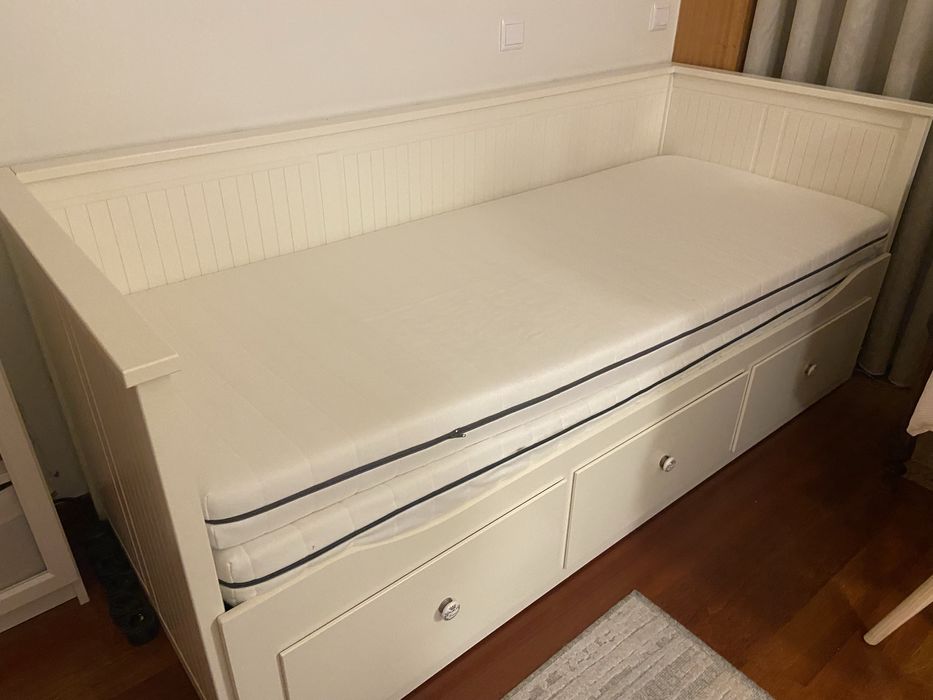 Cama  IKEA, estrado e 2 colchões oferta de edredão