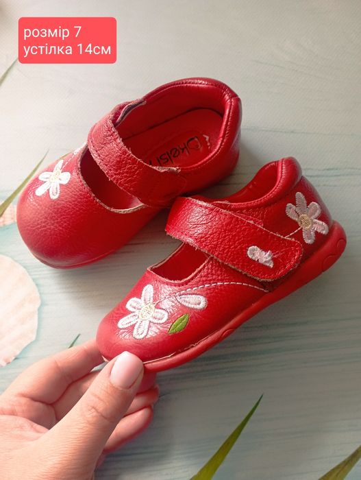 Красиві,шкіряні фірмові туфельки для дівчинки.устілка 14см