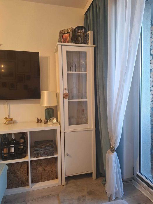 Gablota z przeszkleniem.