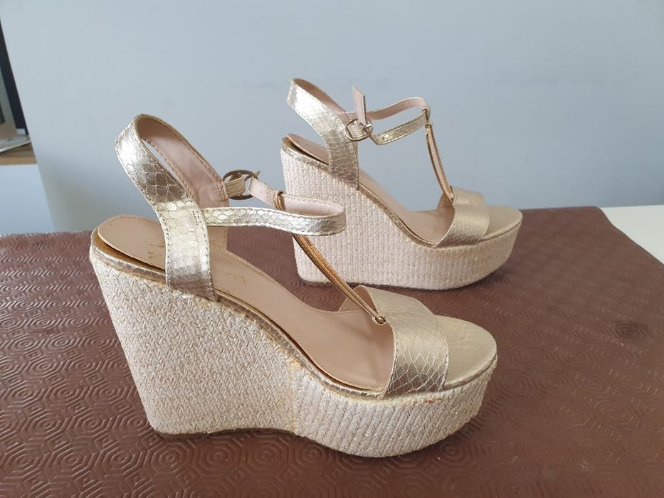 Sandálias marca DIFFERENT n°38 ( usadas uma vez)