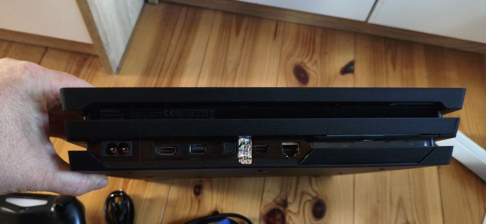 PS4 Pro 1TB, 2 pady