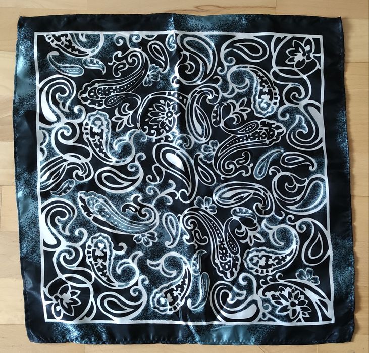 Apaszka czarna w kwiaty i wzory geometryczne, 49 cm