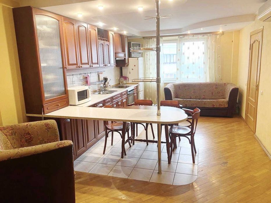 Продам квартиру Святошинська площа 1. метро Житомирська