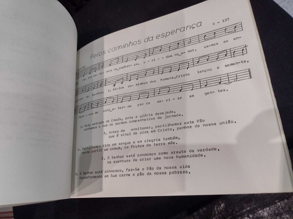 Louvai ao Senhor "Rezar com a Igreja"
