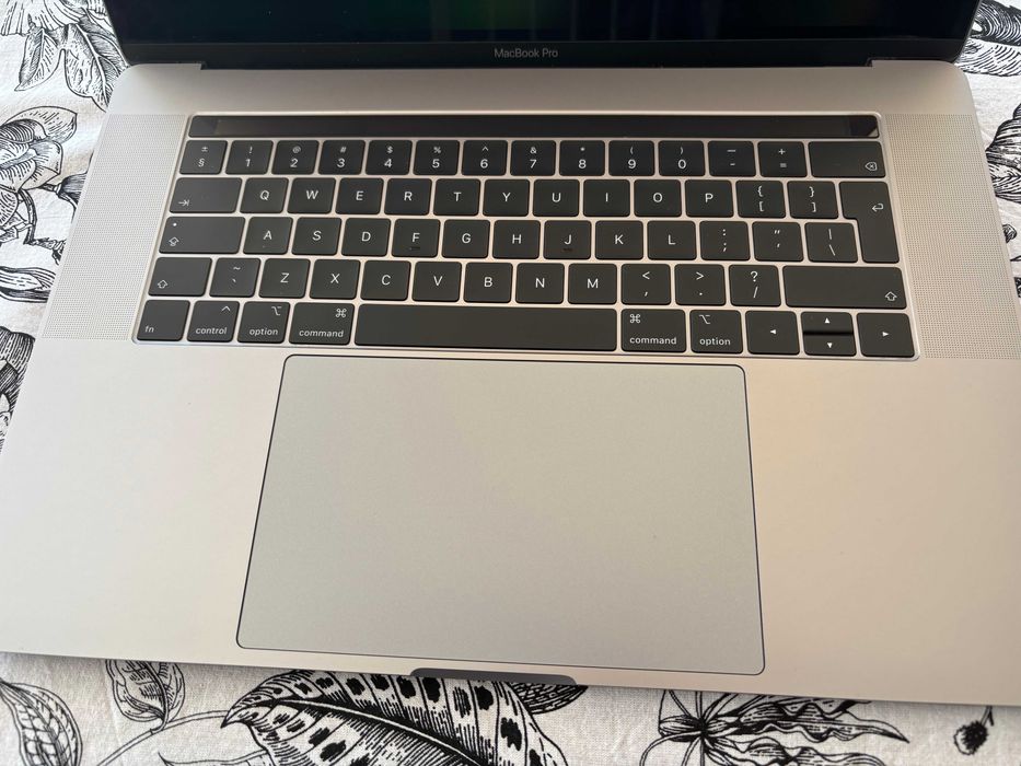 Macbook Pro 15 cali, i9/32GB RAM/Radeon Pro Vega 20 4GB/ Dysk SSD 1TB