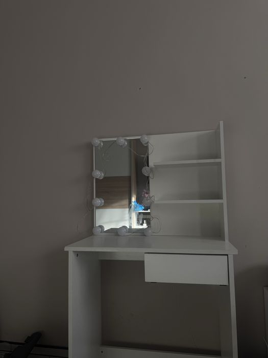 toaletka biala w stanie dobrym