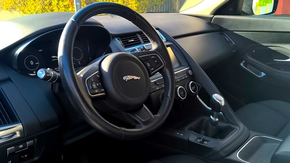 Jaguar E-Pace D150 i4D Versão Black & White