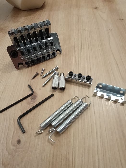 Mostek dwustronny typu Floyd rose ruchomy