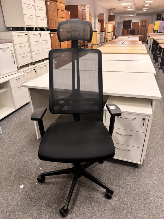 РАСПРОДАЖА офисной мебели столы стулья