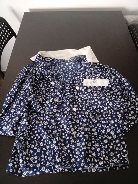 Camisas elegantes de senhora.