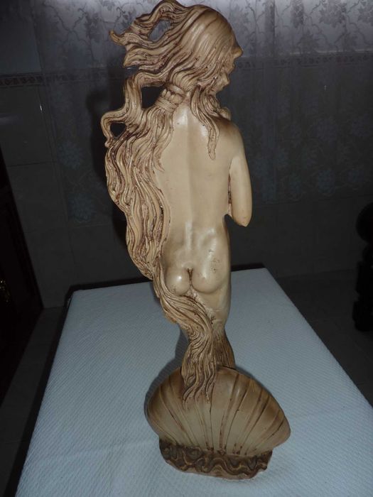 Escultura decorativa alusiva a "Vénus sob a concha"