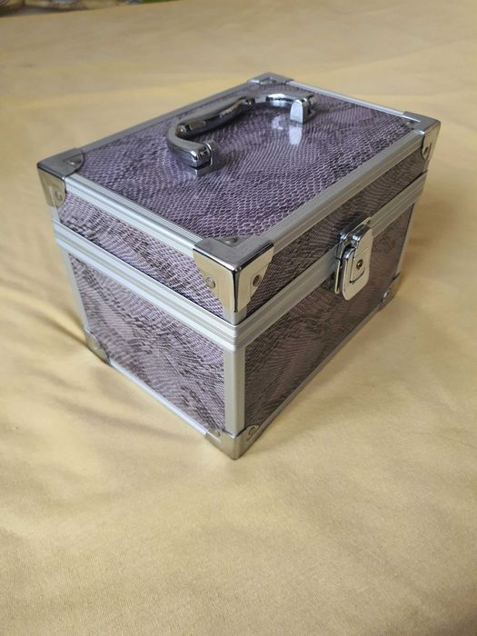 Kuferek na biżuterię zamykany