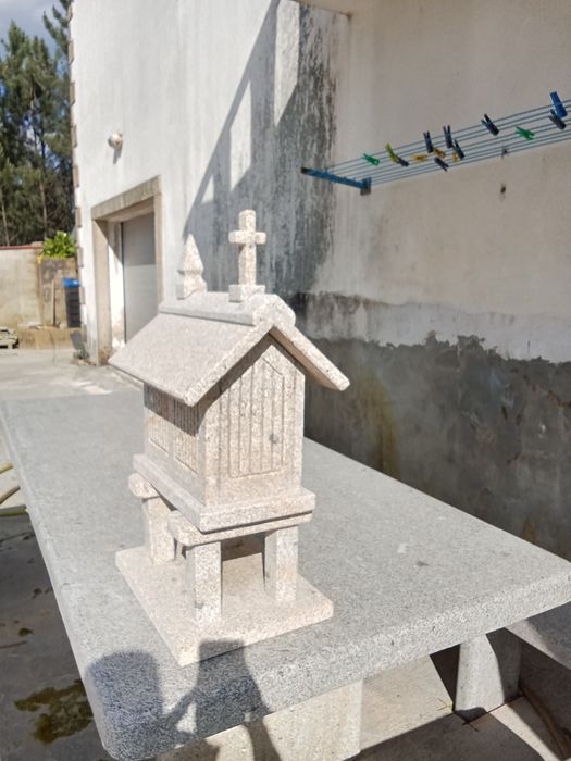 Espigueiros pequenos em granito