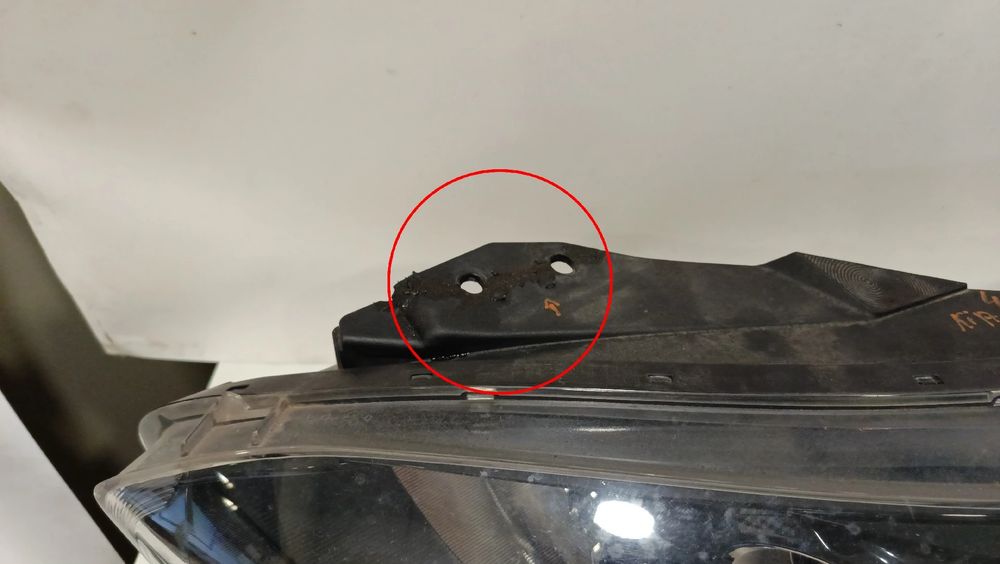 Ótica / farol esquerda KIA Ceed (CD)
