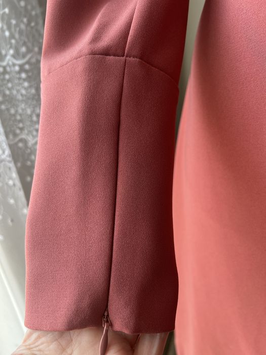 Elegancka sukienka z drapowaniem